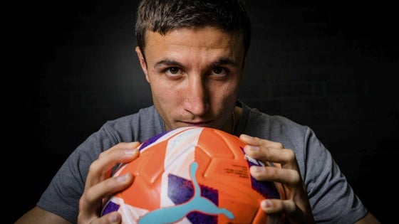 Tenaglia posa con el balón oficial de la Liga.