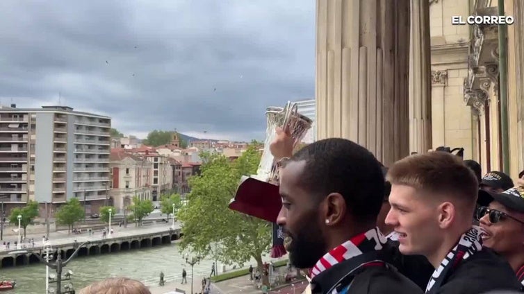 Así se ha vivido la celebración del Bilbao Basket en los balcones del Ayuntamiento y la Diputación
