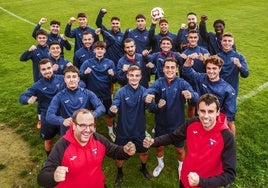 Plantilla y cuerpo técnico del Aurrera posan sonrientes en Olaranbe tras un entrenamiento de esta temporada.