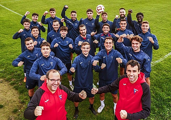 Plantilla y cuerpo técnico del Aurrera posan sonrientes en Olaranbe tras un entrenamiento de esta temporada.