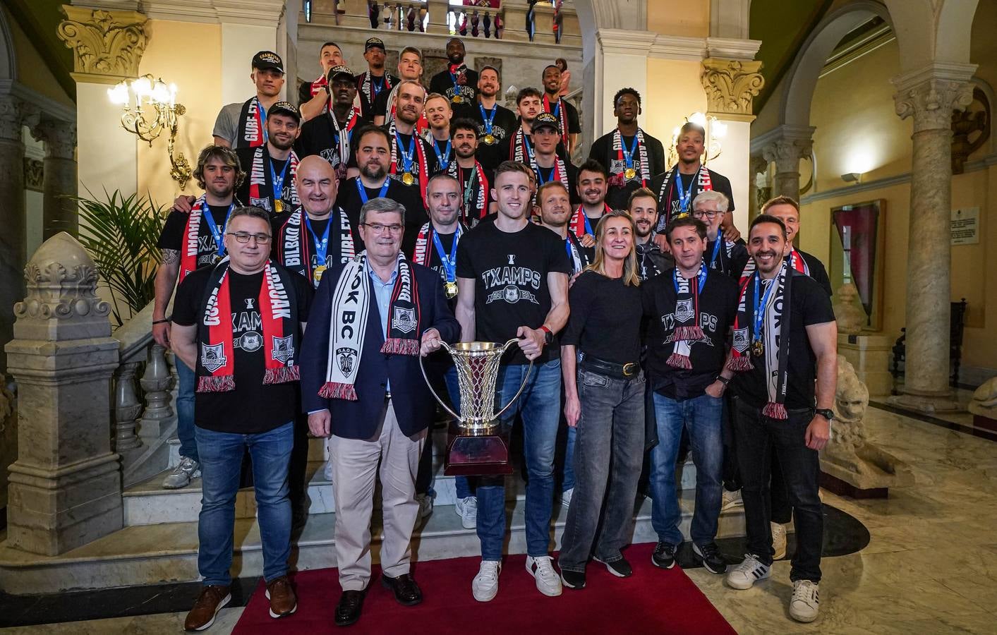 Las imágenes del recibimiento a los jugadores del Bilbao Basket