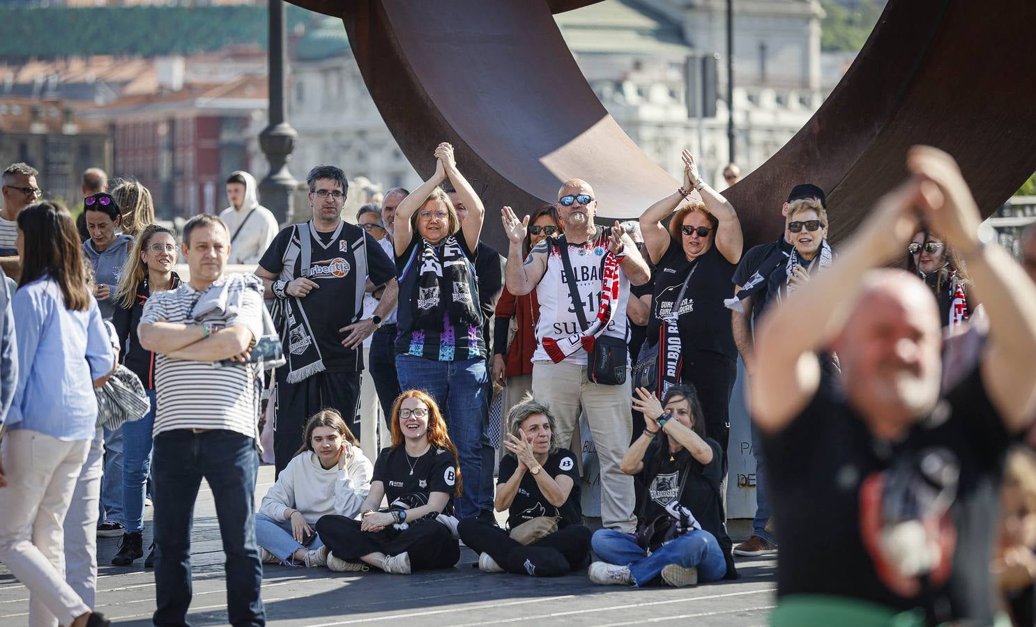 Las imágenes del recibimiento a los jugadores del Bilbao Basket