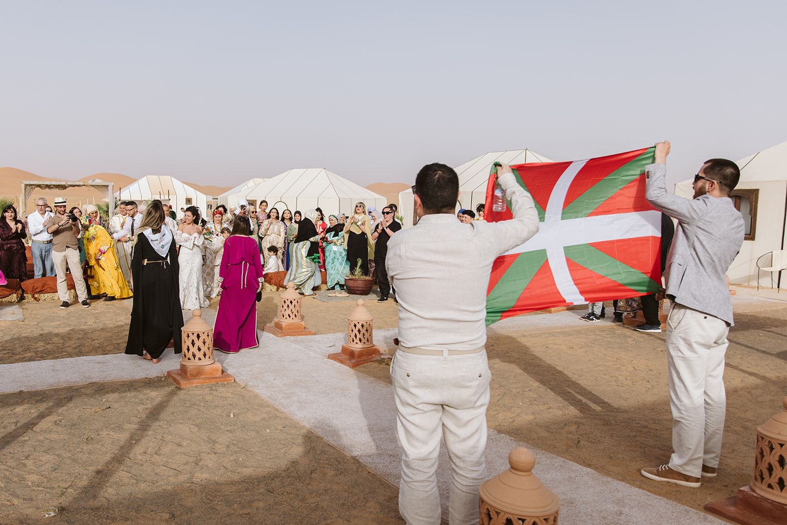La boda de una bilbaína y un marroquí en el desierto del Sáhara con aurresku, ikurriña y mucho amor