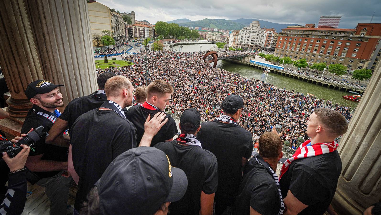 Las imágenes del recibimiento a los jugadores del Bilbao Basket