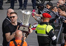 Rabaseda porta la copa a la llegada al Ayuntamiento.