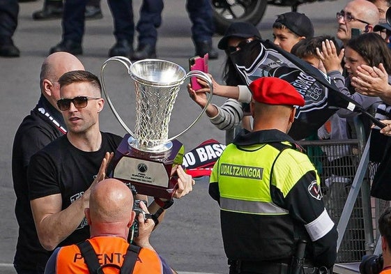 Rabaseda porta la copa a la llegada al Ayuntamiento.