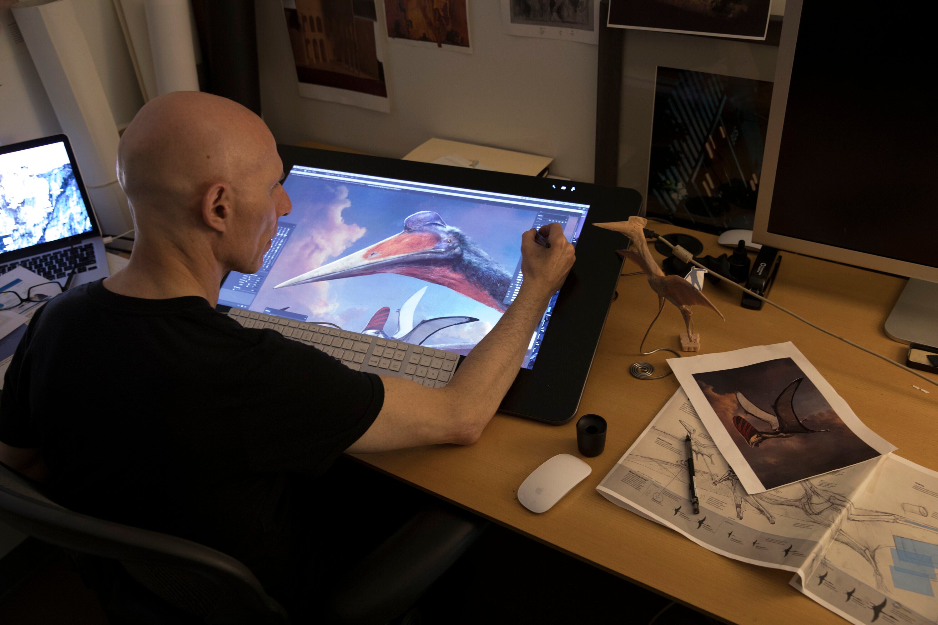 Fernando G Baptista, trabajando en su oficina de National Geographic.