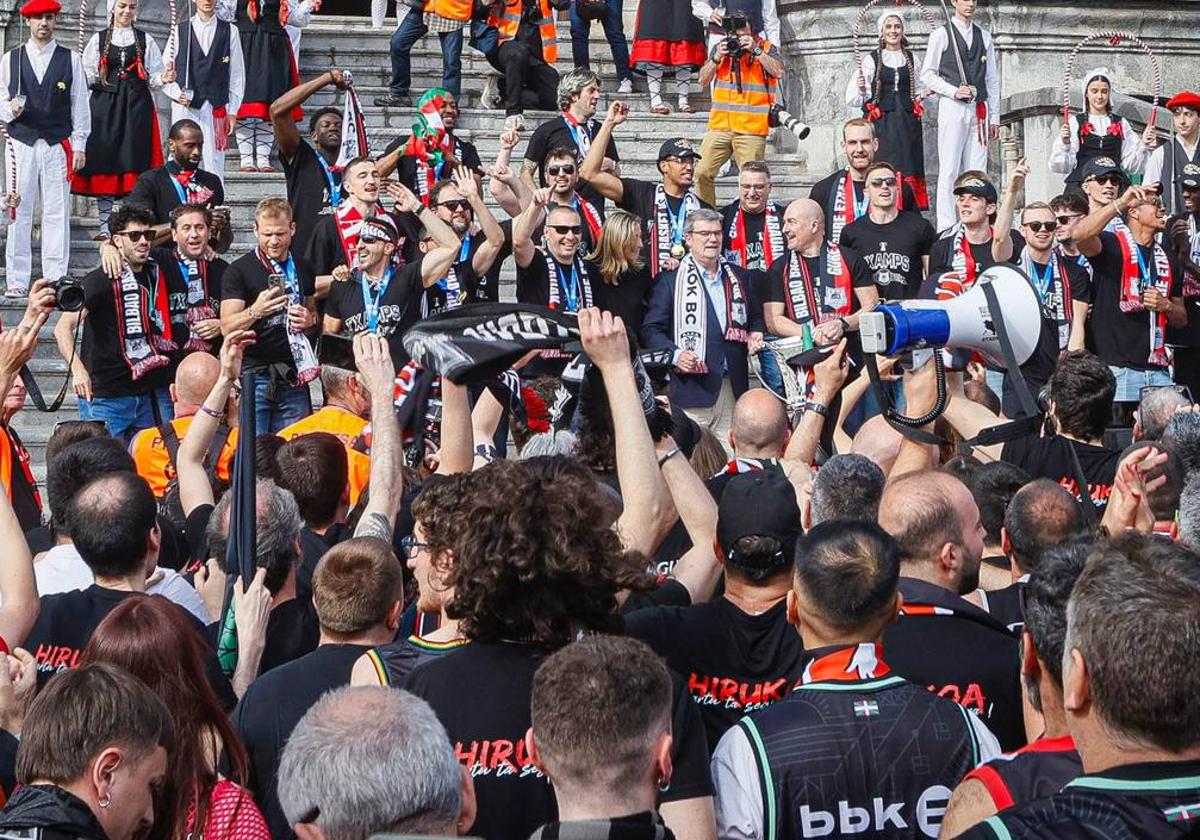 Las imágenes del recibimiento a los jugadores del Bilbao Basket