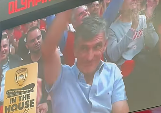 Mendilibar se pasa al basket: así enloquece la cancha de Olympiacos cuando aparece en el videomarcador