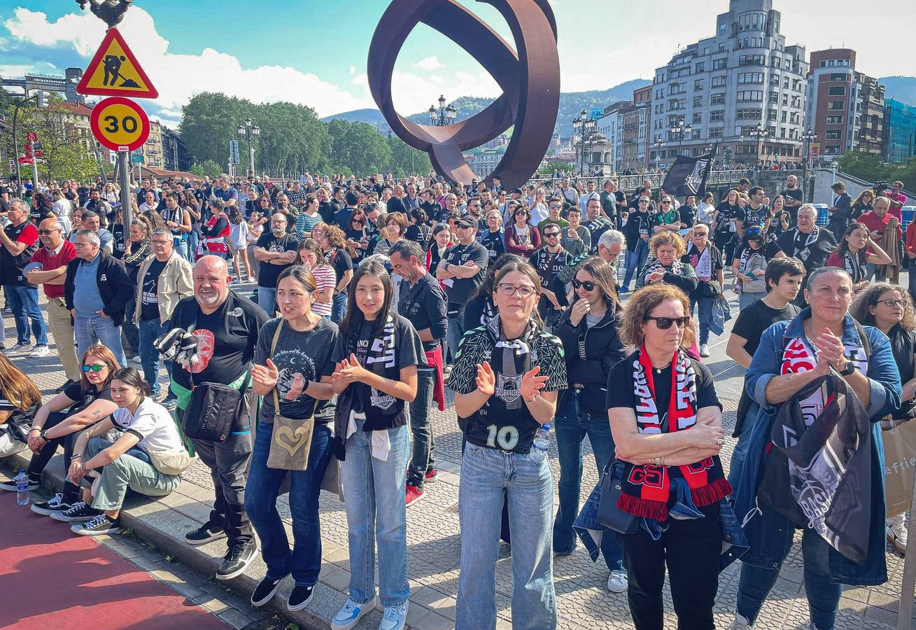 Las imágenes del recibimiento a los jugadores del Bilbao Basket