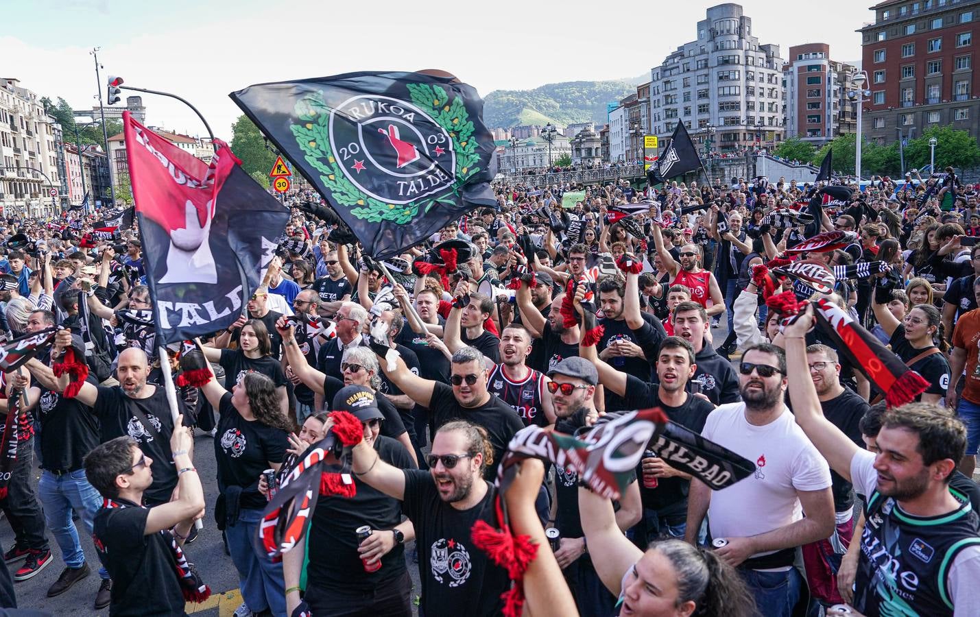 Las imágenes del recibimiento a los jugadores del Bilbao Basket