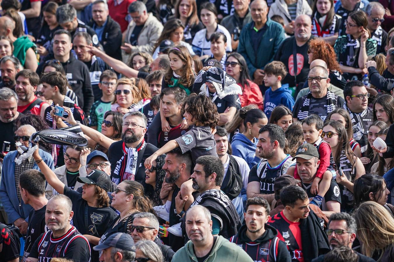 Las imágenes del recibimiento a los jugadores del Bilbao Basket