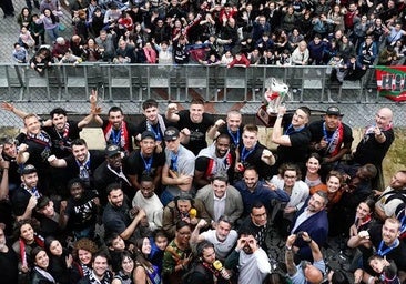 Las imágenes del recibimiento a los jugadores del Bilbao Basket