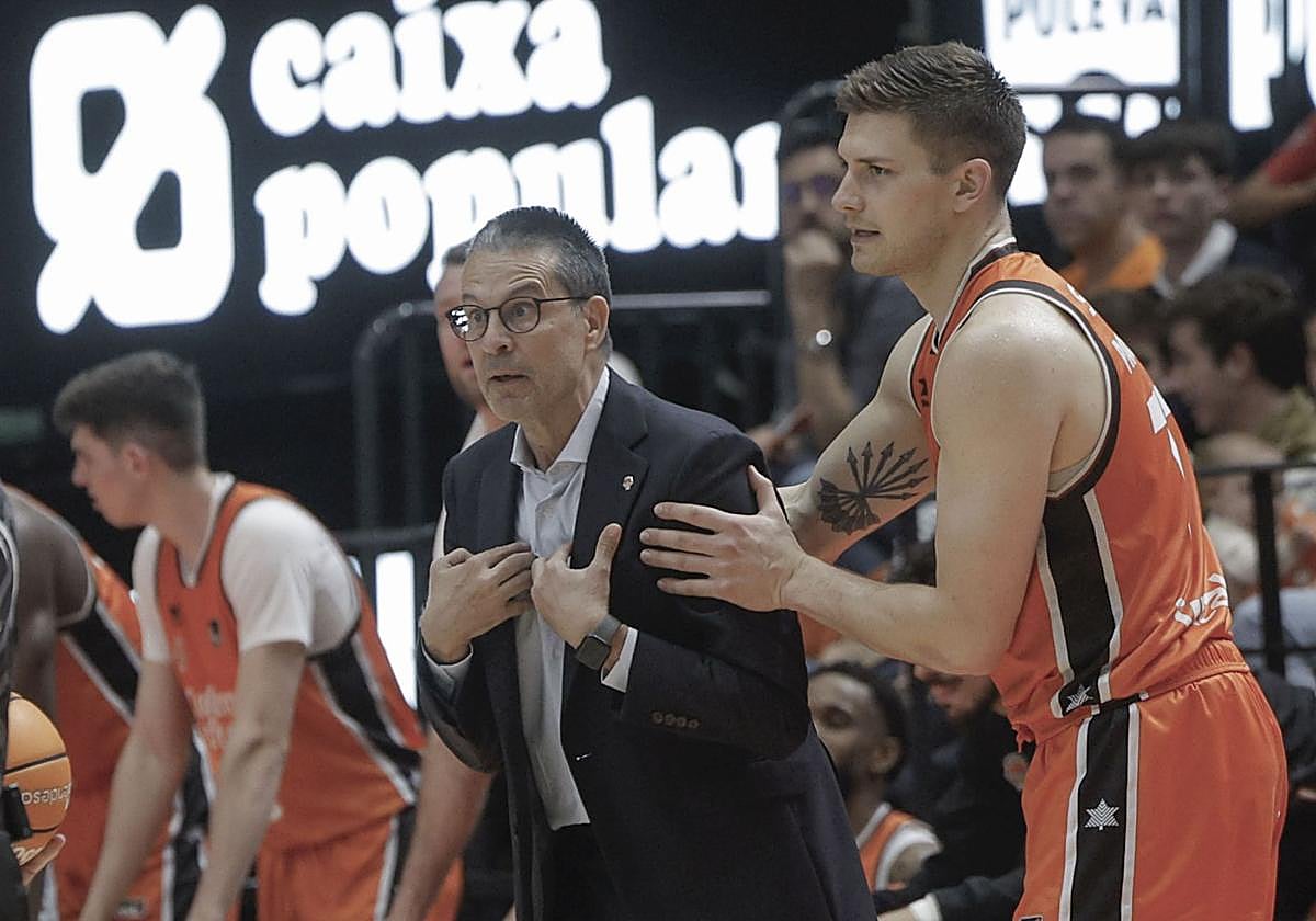 Pedro Martínez protesta en un partido del Valencia Basket.
