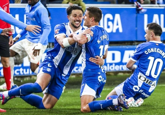 Garcés se lanza a abrazar a Tenaglia, también sobre el césped tras marcar el gol de la victoria contra la Real Sociedad.