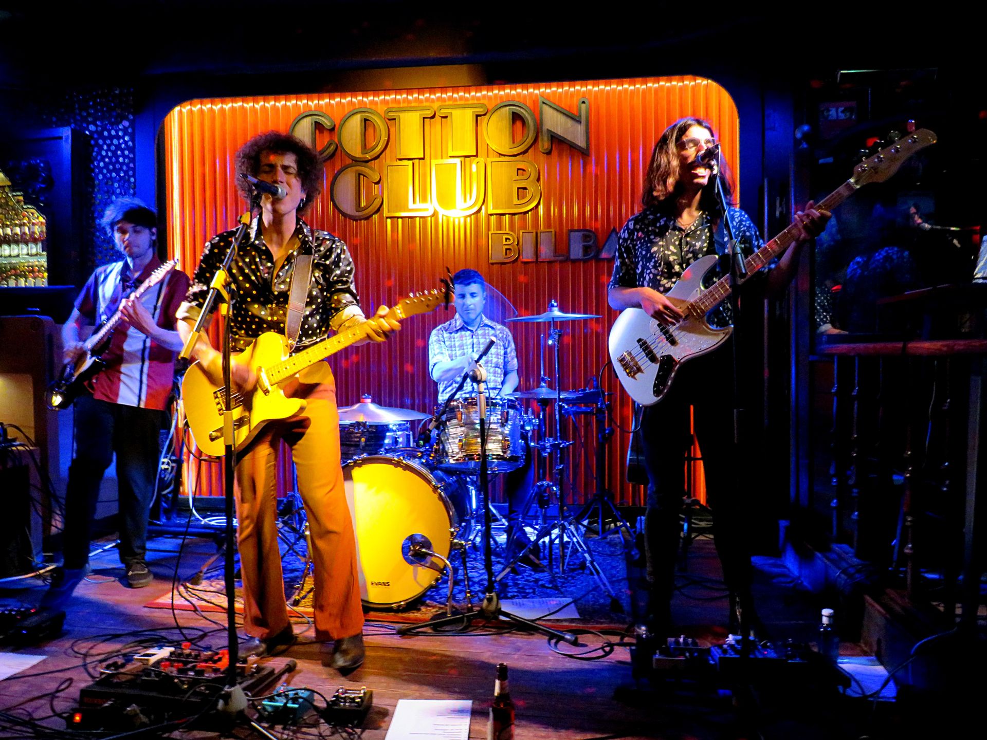 El cuarteto con dos Fender Telecaster.