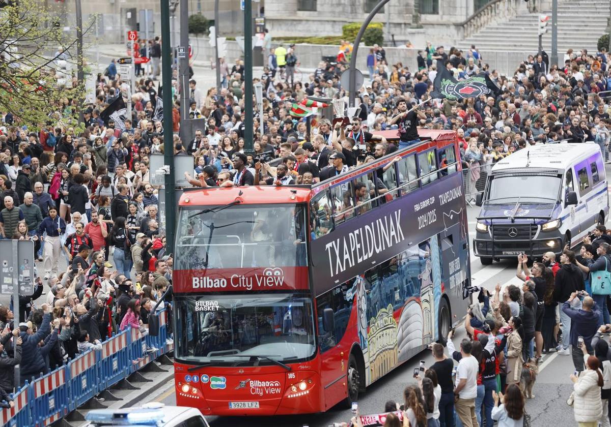 El autobús descapotable con los jugadores del Surne Bilbao Basket sale del Consistorio rumbo al Palacio Foral.