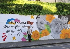 El mural elaborado por el ermuarra Gorka González se encuentra en una de las entradas a la localidad.