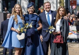 Los reyes Guillermo y Máxima de Países Bajos junto a las princesas Amalia y Alexia.