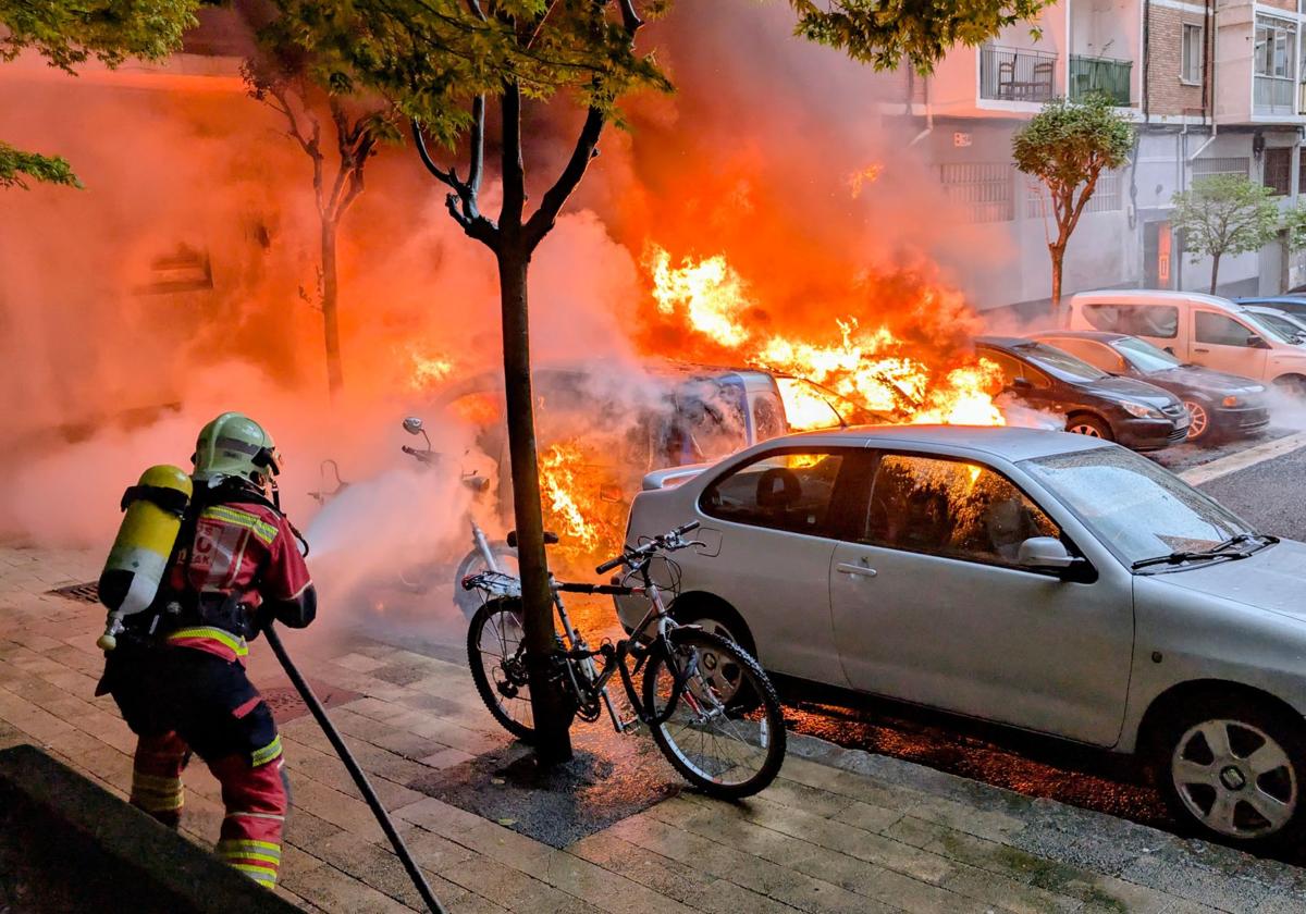 Las impactantes imágenes del incendio de seis coches en Bilbao