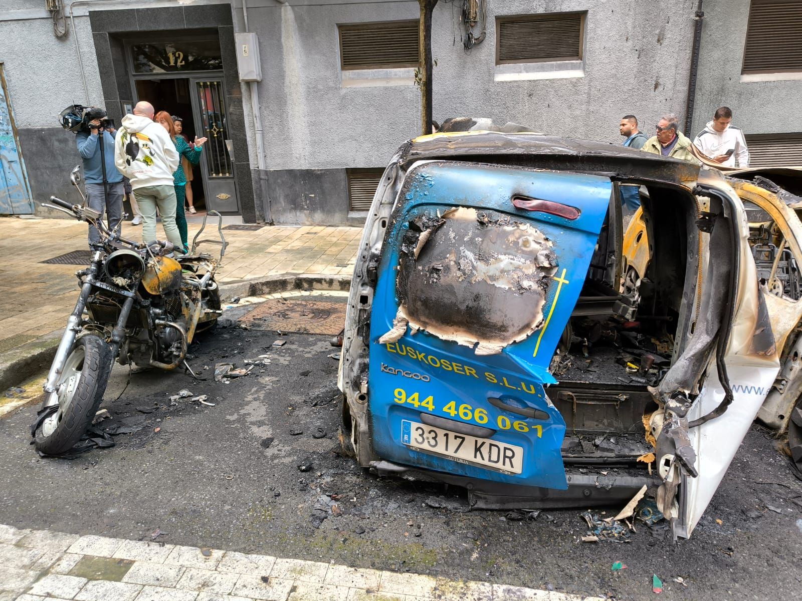 Las impactantes imágenes del incendio de seis coches en Bilbao