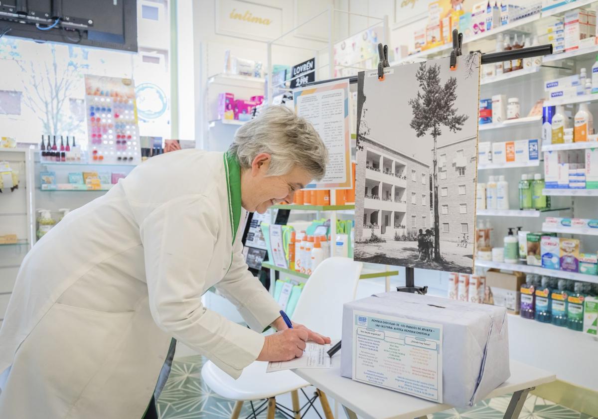 Imagen principal - Arriba, Margarita, de la farmacia Anzola Cabo, escribe sus recuerdos. Después, la fotografía expuesta en la charcutería de Mari Mar (la escuela) y el panel que exhiben los diseñadores de Habemus Estudio en su escaparate, que muestra el Paseo de la Zumaquera.