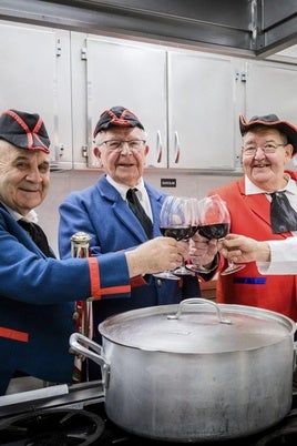 De izquierda a derecha, Luis Mari Bengoa, José Miguel Urretabizkaia, Alfredo Vicuña y Fernando Mendiguren brindan por los 50 años de la tamborrada en la cocina de la sociedad Ametza.
