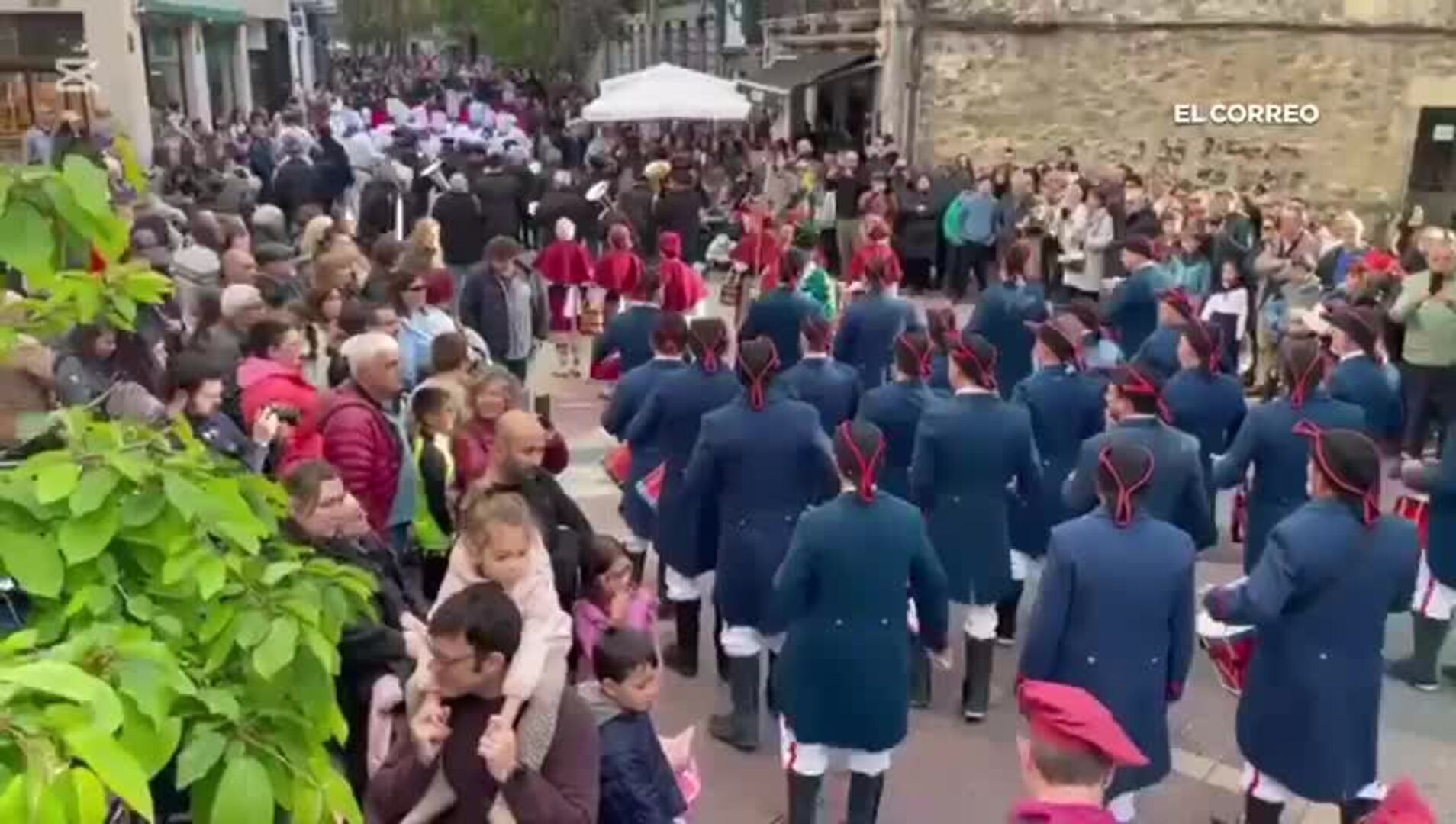 La Tamborrada desfila por el centro de Vitoria