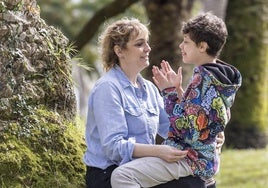 Blanca de Eusebio junto a su hijo Aquiles en un parque de Santander.