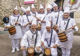 Los nueve integrantes de Mendiolakoak, antes del inicio del desfile