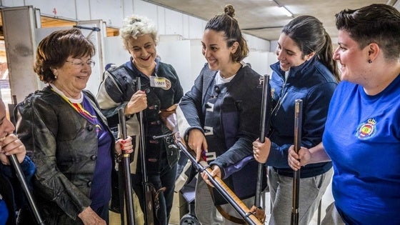 Nunci Rodríguez, Ana Martínez, Andrea Riñón, Verónica Valero y María Bailén son algunas de las tiradoras de armas históricas que toman parte en el certamen.