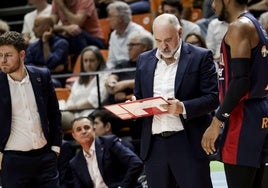 Laso dibuja una jugada en su pizarra.