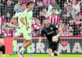 Unai Simón, Yeray, Vivián y Ruiz de Galarreta, atentos a una jugada de ataque del Las Palmas en el último partido disputado en San Mamés.
