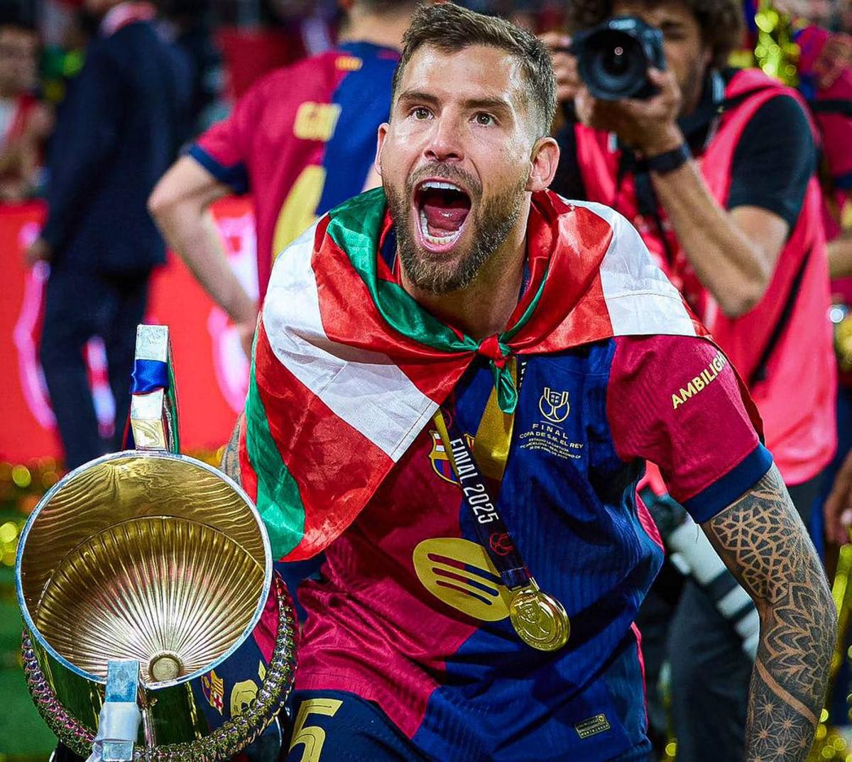 Iñigo Martínez se quita la espina de la Copa y vuelve a lucir la ikurriña
