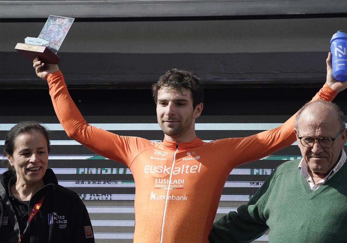El ciclista de Euskaltel Jordi López en el podio como primer español de la General tras la tercera etapa de la Vuelta Ciclista a Asturias.