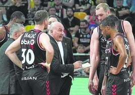Ponsarnau da instrucciones a sus jugadores en un tiempo muerto.