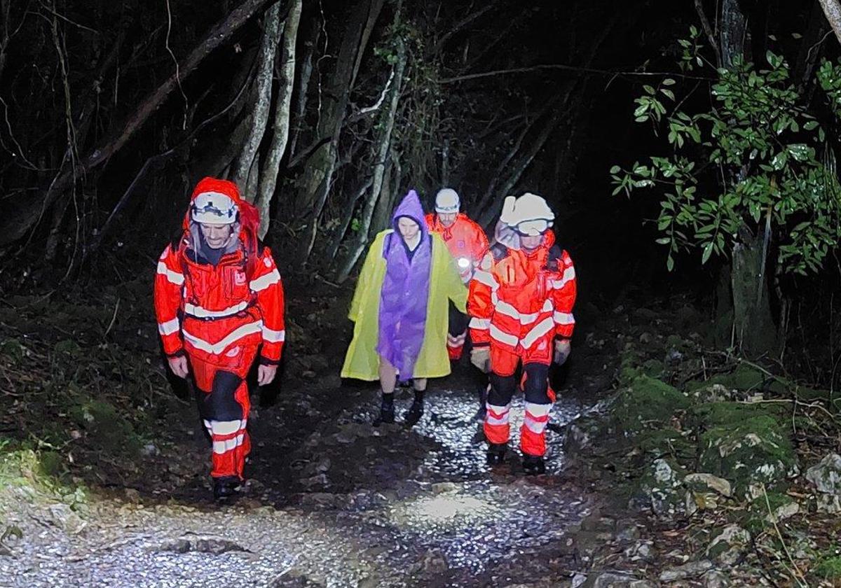 Los bomberos rescatan a una pareja bloqueada por cabras en el camino al Faro del Caballo en Santoña