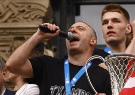Javi Salgado agarra la copa de campeones de la Europe Cup en el Palacio Foral.