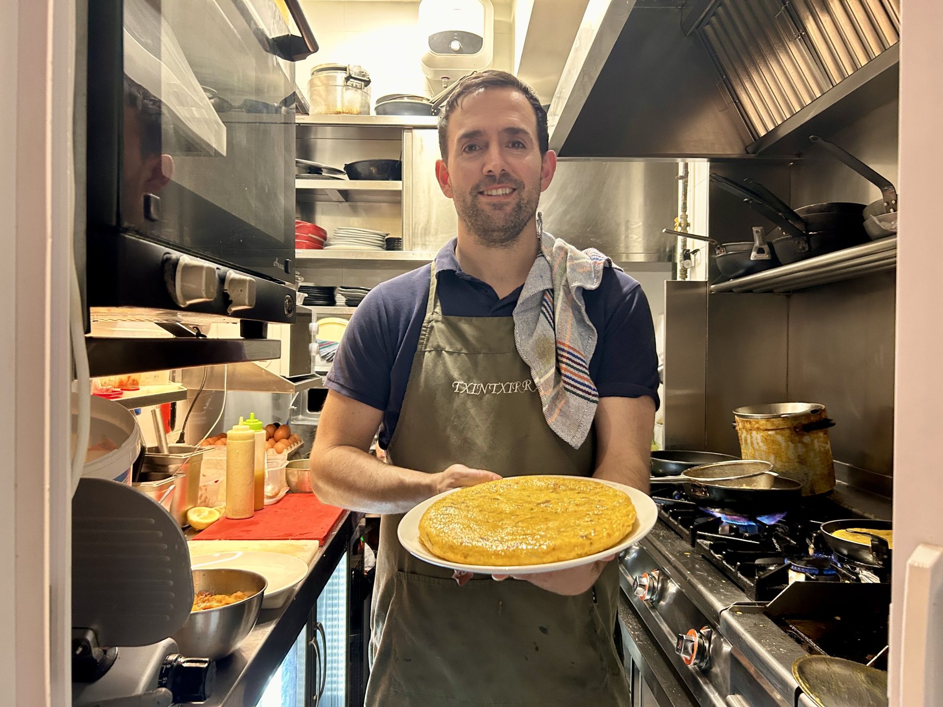Andoni Ibarguren con una de sus tortillas.