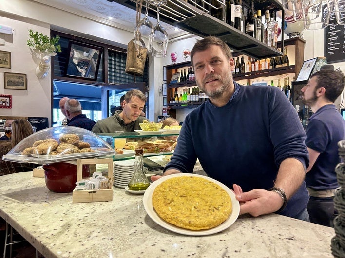 Manu Urra, uno de los propietarios del bar Txintxirri muestra una tortilla recién hecha.