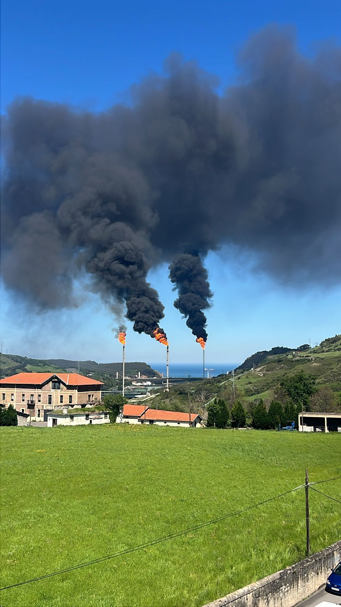 Las tres chimeneas de Petronor han expulsado llamaradas al producirse el apagón.