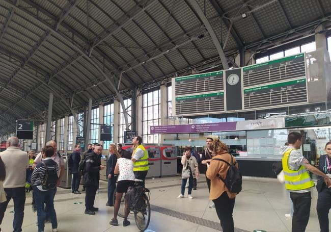 Desalojo en la estación de Abando.