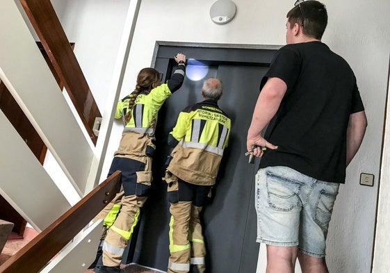 Los Bomberos de Vitoria en una de las asistencias realizadas este lunes.