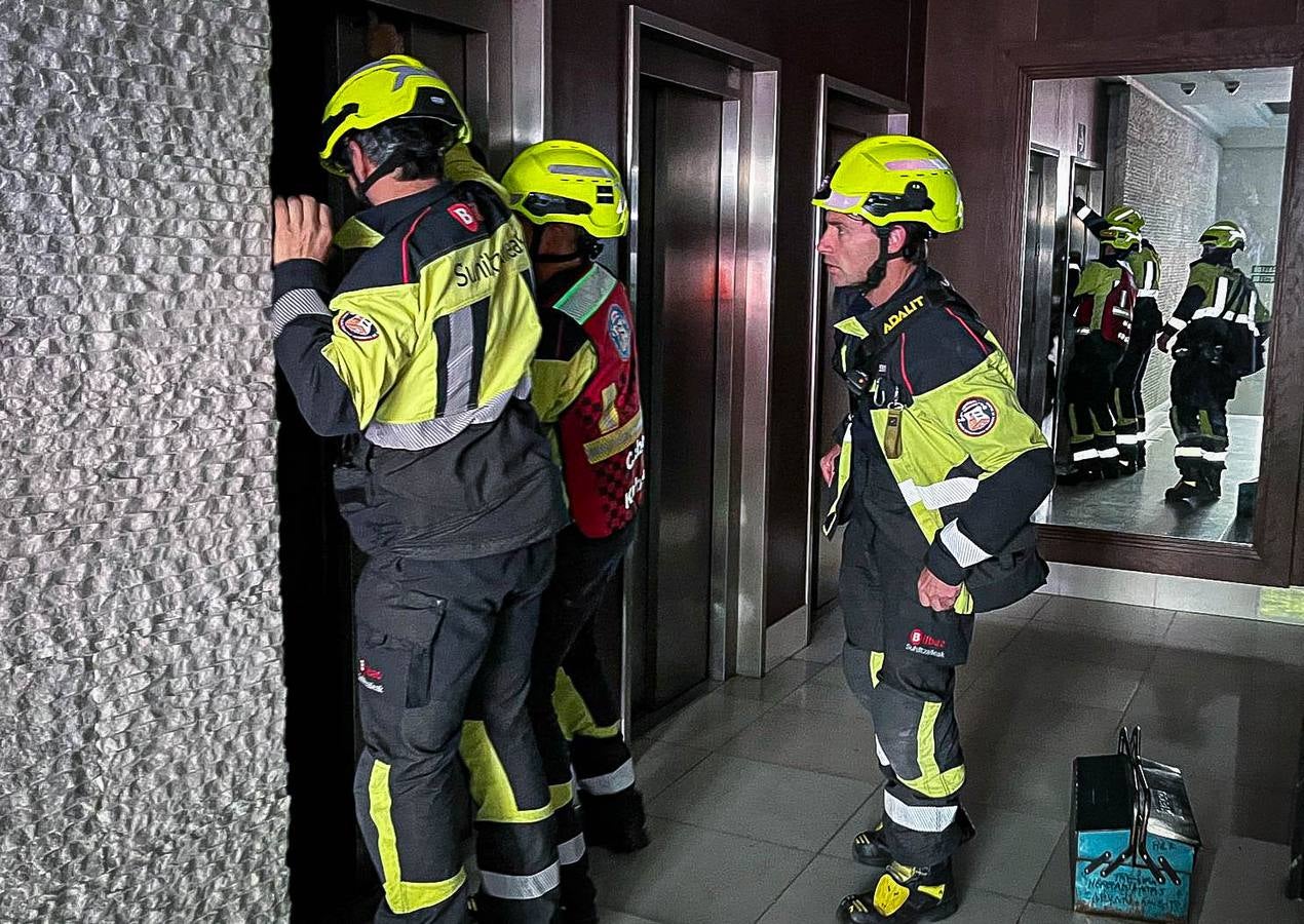 Bomberos tratan de rescatar a un vecino en un ascensor.