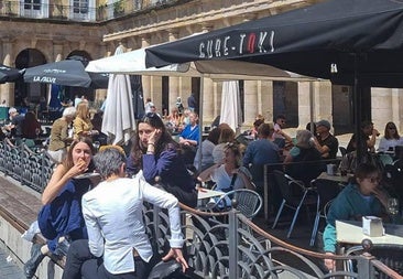 Muchos bares de Bilbao bajan la persiana: «Nos quedamos sin hielo y no podemos cobrar sin datáfono»