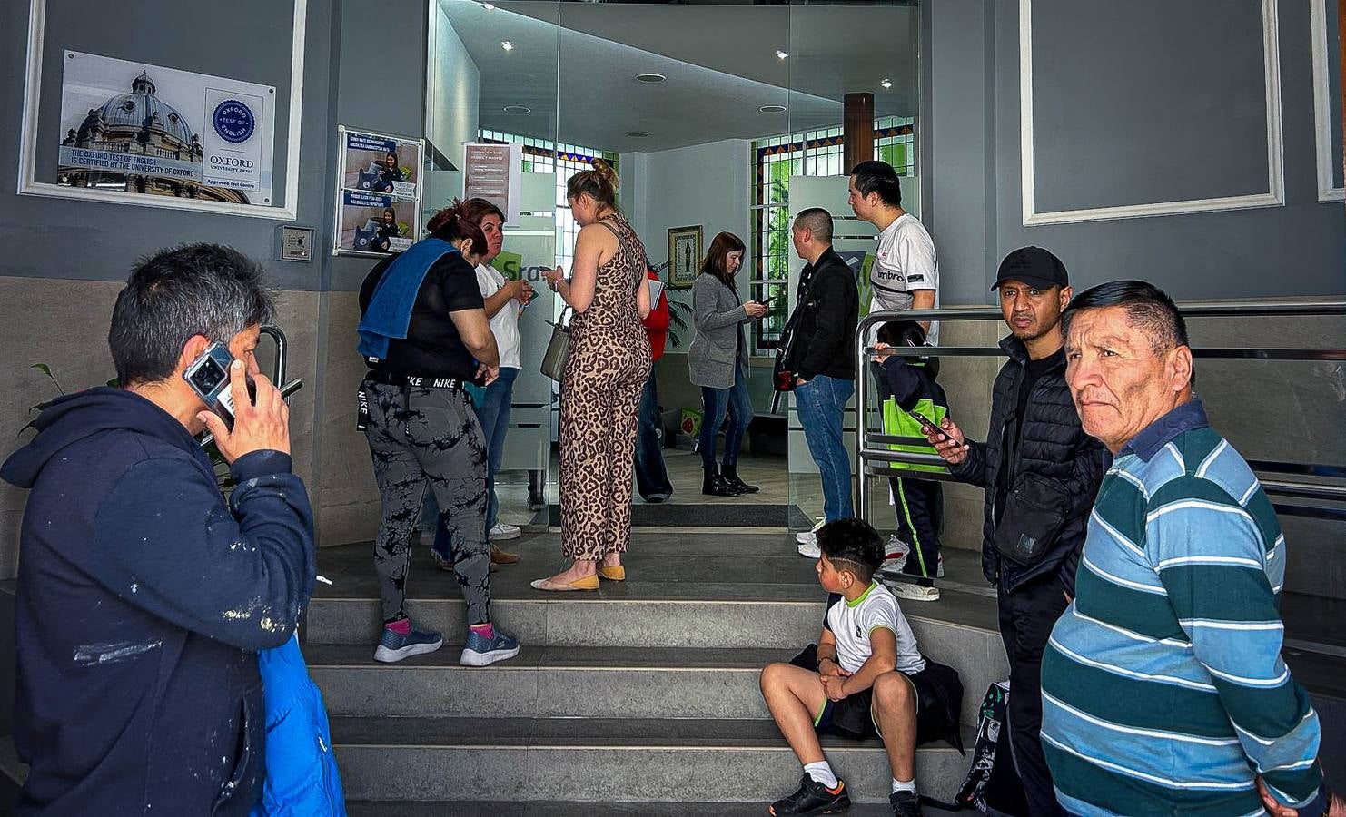 Progenitores esperan a los escolares en la puerta del Colegio Nuestra Señora del Pilar.