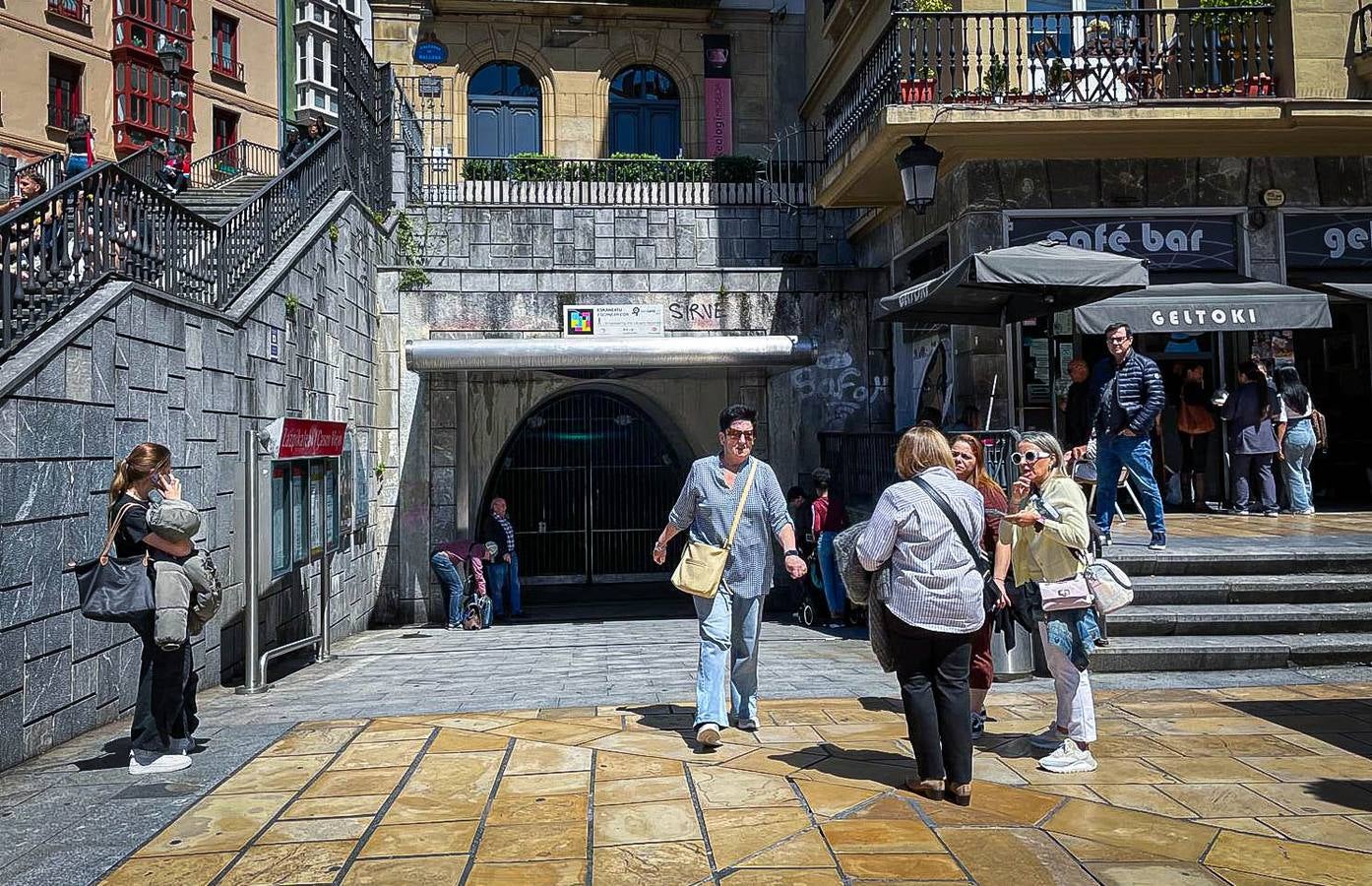 El metro cerrado en la Plaza Unamuno.