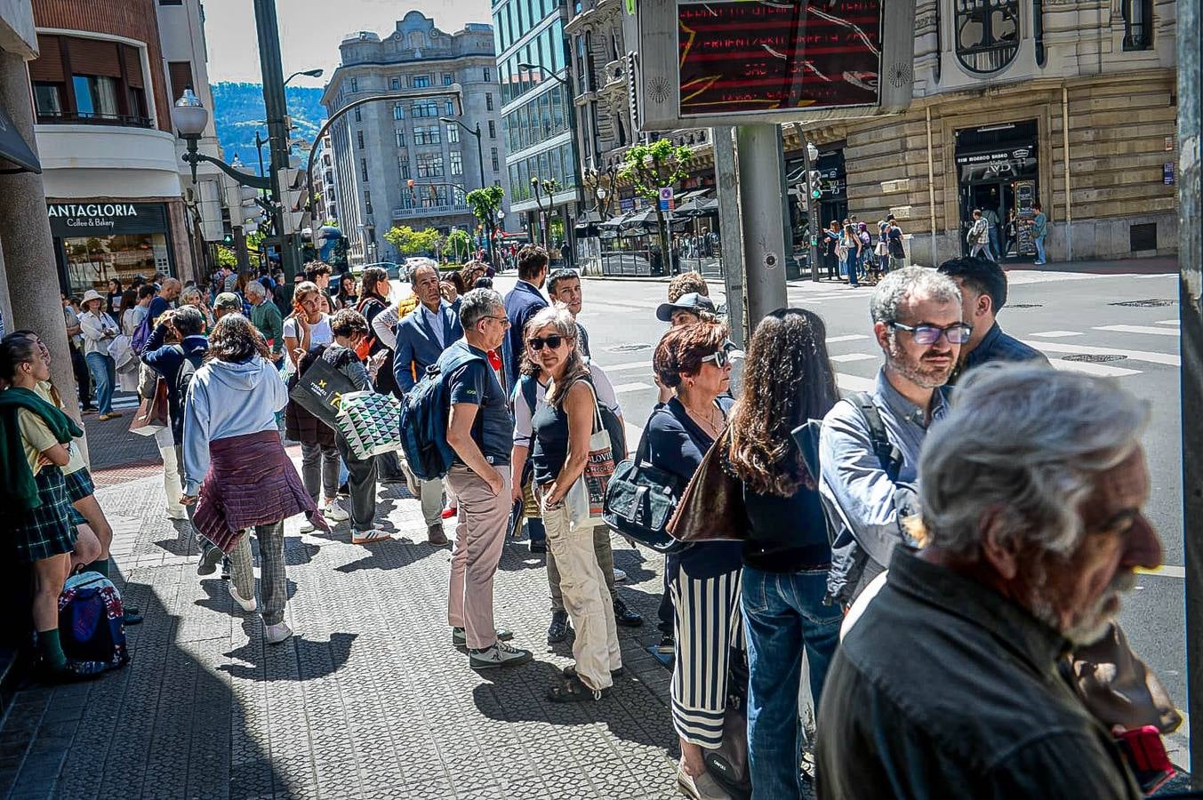 Largas colas en los autobuses por la caída del servicio del metro de Bilbao, el tranvía y los trenes