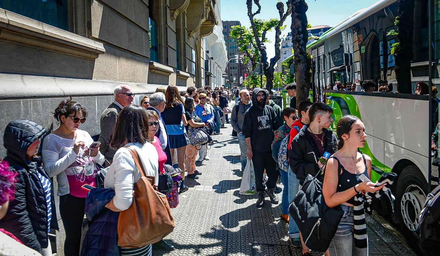 Largas colas en los autobuses por la caída del servicio del metro de Bilbao, el tranvía y los trenes