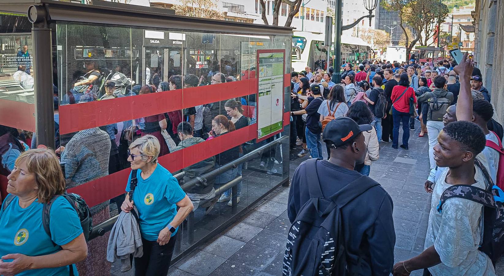 Largas colas en los autobuses por la caída del servicio del metro de Bilbao, el tranvía y los trenes